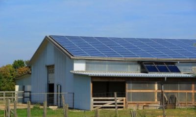 etable pour animaux avec panneaux photovoltaiques